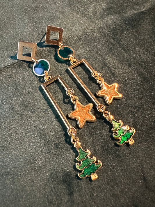 Geometrische kerst oorringen met kerstboom en gouden sterren