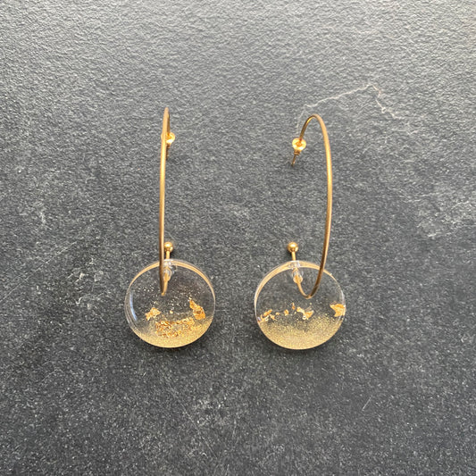 Oorbellen goudkleurige edelstaal, rondvormige hanger met 18K goudvlokken