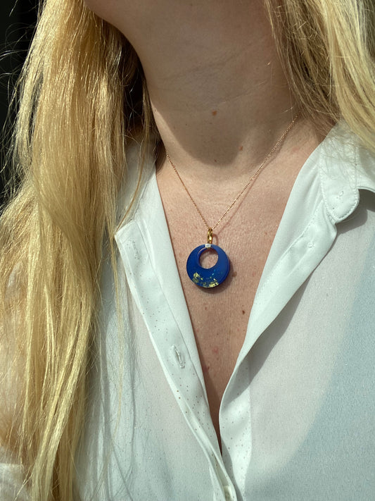 Ronde hanger in koningsblauw met 18K goudvlokken
