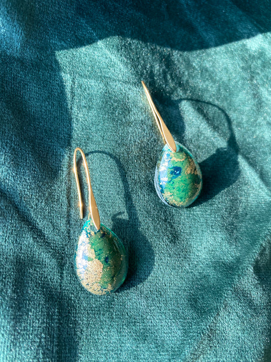 Gouden oorbel met groene druppel