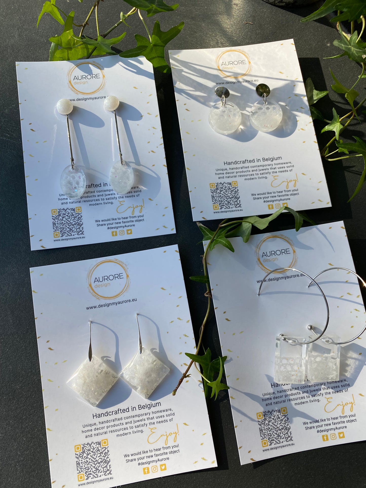 Zilveren hoepeloorbellen met rechthoekige witte hanger