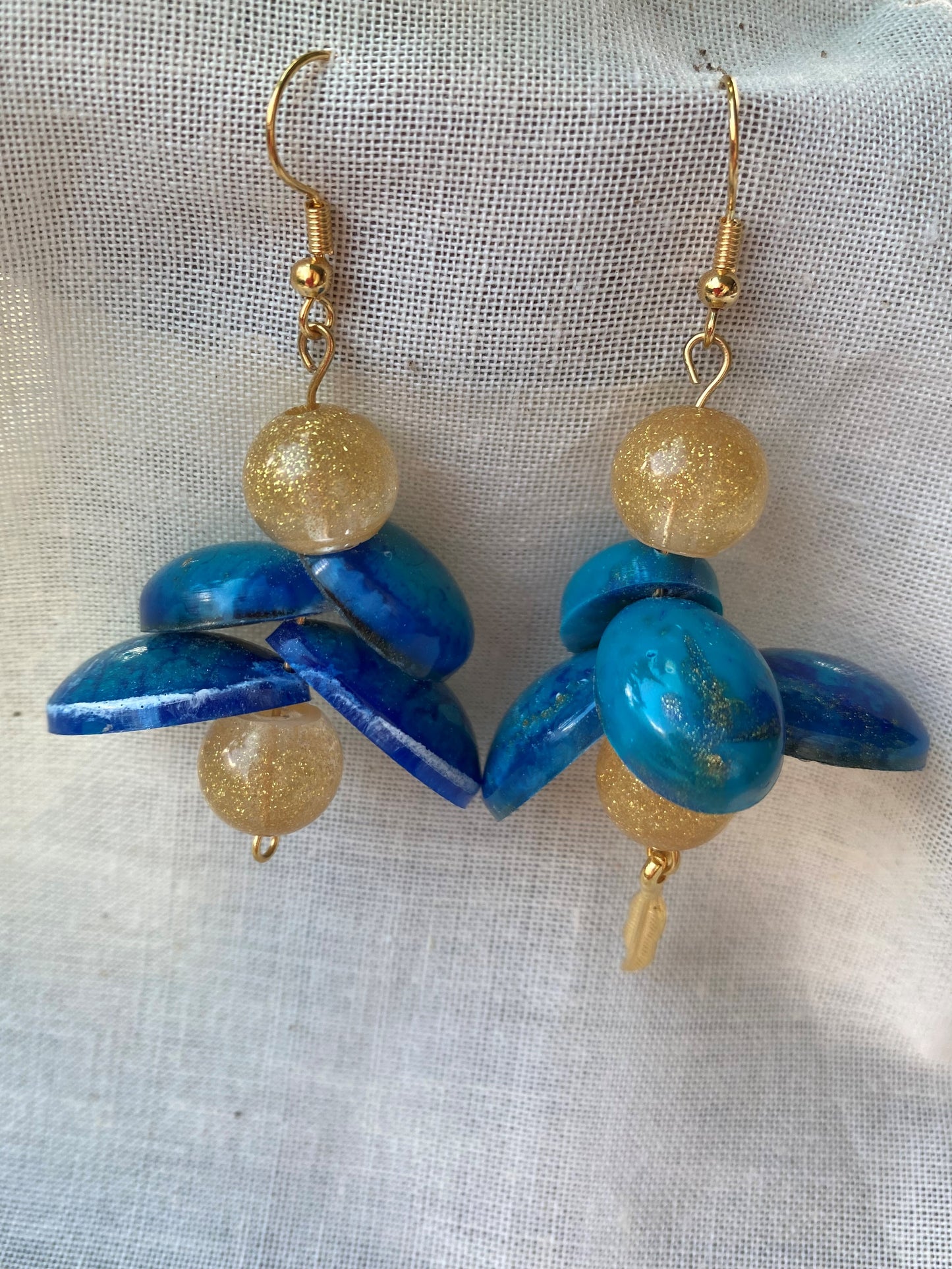 Natuur geïnspireerde goud blauwe oorbellen met organische vormen